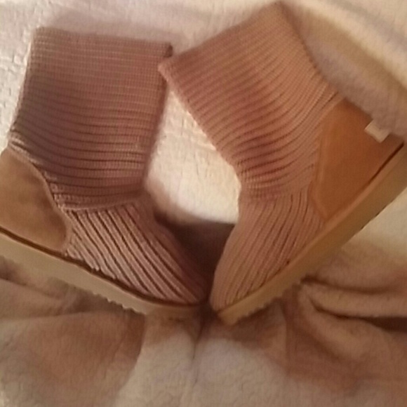 UGGS - Picture 3 of 4